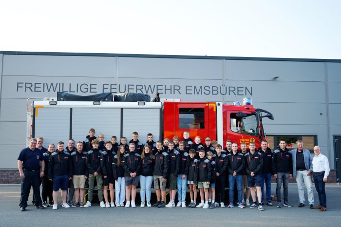 Großzügige Spende stärkt Jugendfeuerwehr Emsbüren: Packners GmbH rüstet Nachwuchs mit neuen Softshelljacken aus